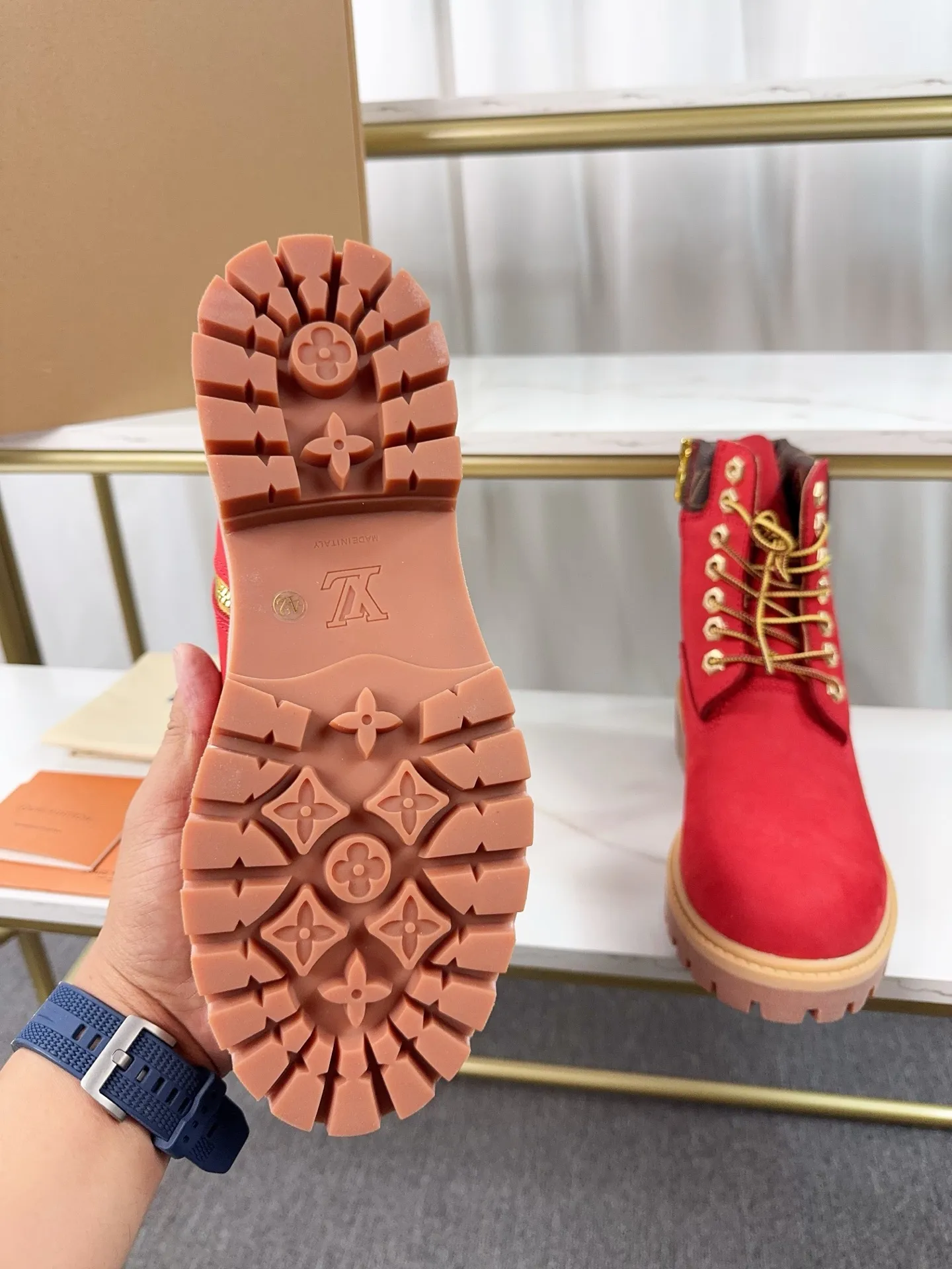 Couple model 💰700 ❤️Top version: Couple model LV x Timberland Timberland joint model Presbyopia Embossed Rhubarb boots Ankle boots Short boots LV x Timberland ankle boots are made of Monogram embossed waterproof nubuck cow leather, relying on the brand's exquisite craftsmanship to carefully reshape the classic Timberland 6-inch boot shape in Italy, and make an eye-catching appearance in 2024 created by Pharrell Williams with American workwear style Autumn and winter menswear show. Monogram embossed tongue, original Timberland laces and outsole are exquisite details, and the leather label expresses the cooperation logo. Exquisite packaging at the delivery counter🛍📦 ▪️Material: Original customized imported first-layer cowhide ▪️Inner lining: Original customized leather lining/mesh lining ▪️Outsole: Original molded anti-slip rubber material ▪️Sole thickness: 3.5CM ▪️Size: Women's 35-40 Men's 39-46